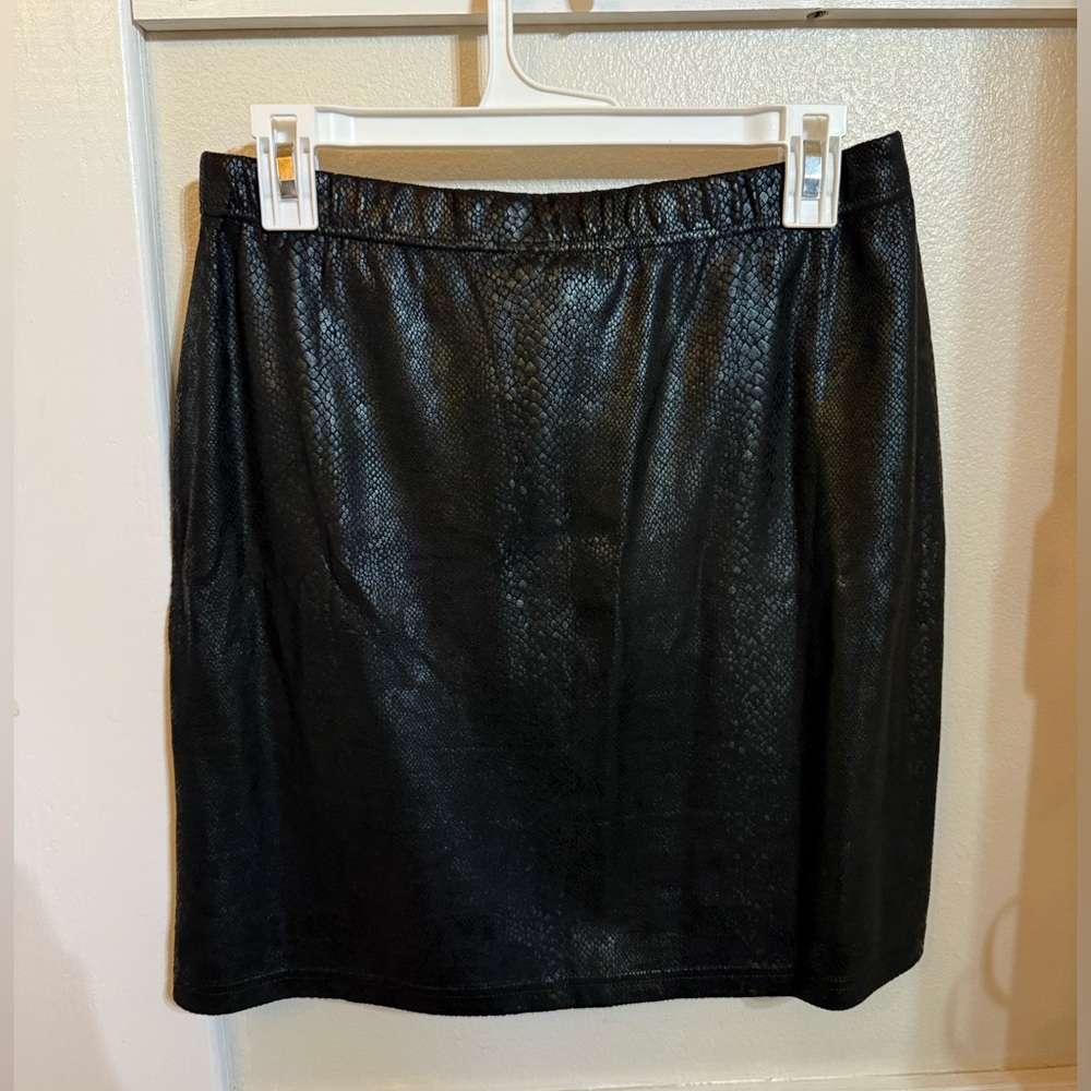 Elegant Black Faux Snake Skin Skirt - Picture 2 of 4